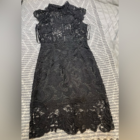 XENIA BOUTIQUE | Mini lace dress in black in Size 2 - Picture 7 of 10